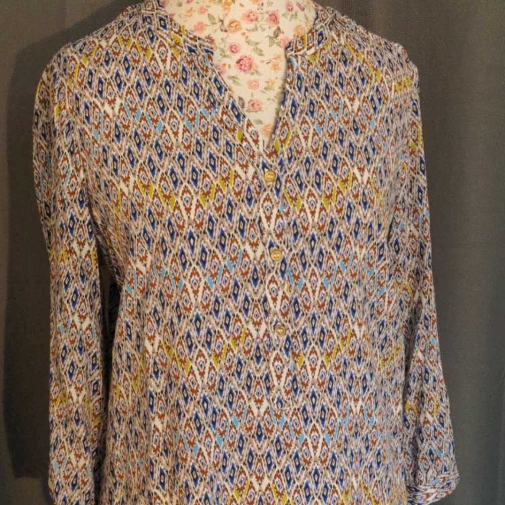 Trendy v button up tunic with design - M
